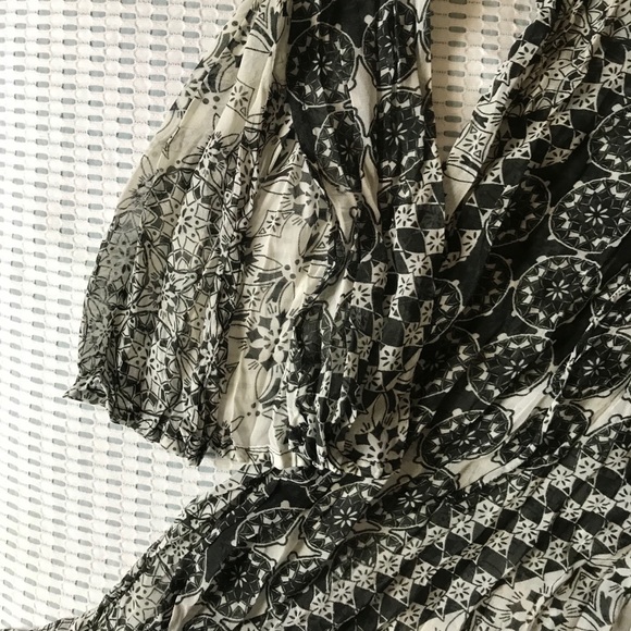 Guess Pool/Beach Cover-Up - Picture 2 of 3